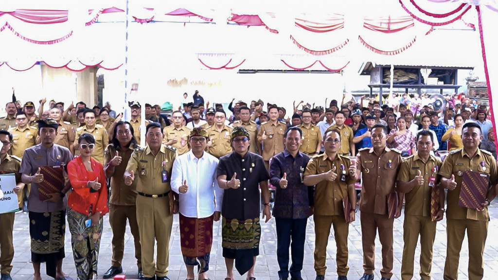 Bupati Giri Prasta Serahkan 708 Unit Bantuan Rumah Layak Huni di Badung